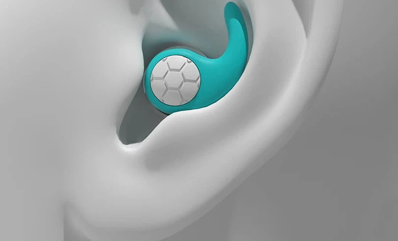 Detalle macro del tapón SilentFit encajado en la oreja